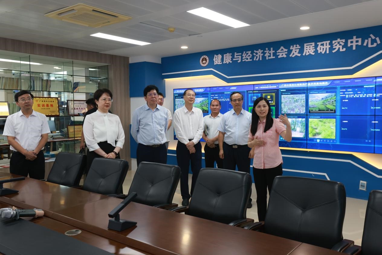 图6 自治区党委社会工作部考察健康服务与研究中心.jpg